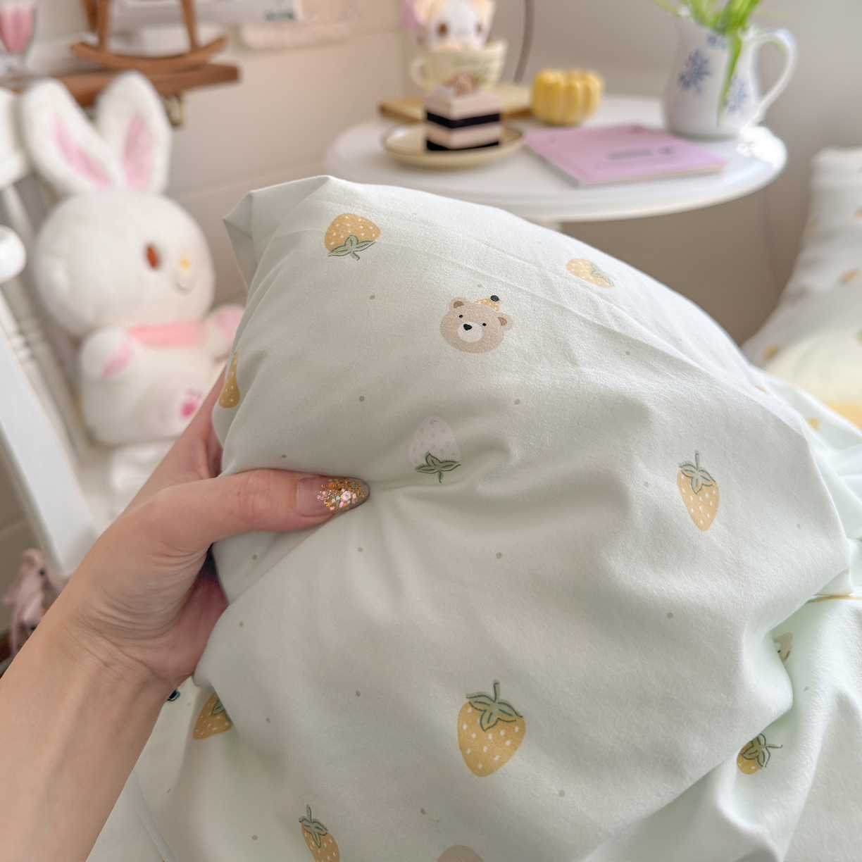 91家纺网 家纺一手货源 找家纺 罗亿家纺 2026新款A类古法水洗仿棉云感纱四件套 芝士莓莓熊