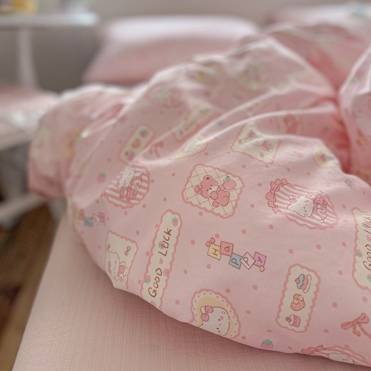 91家纺网 家纺一手货源 找家纺 罗亿家纺 2026新款A类古法水洗仿棉云感纱四件套 甜品小猫