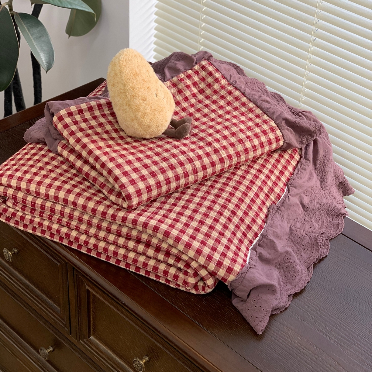 91家纺网 家纺一手货源 找家纺 床盖工厂店 2025新款双面全棉纯棉填充棉花花边款床盖三件套芸素 芸素-红