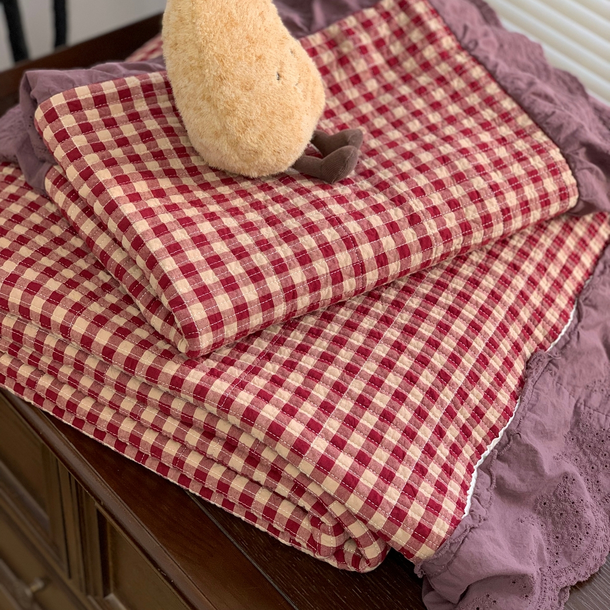 91家纺网 家纺一手货源 找家纺 床盖工厂店 2025新款双面全棉纯棉填充棉花花边款床盖三件套芸素 芸素-红