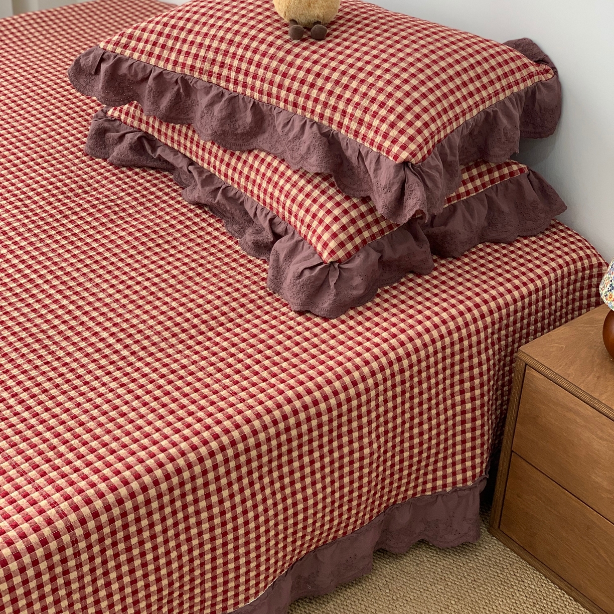 91家纺网 家纺一手货源 找家纺 床盖工厂店 2025新款双面全棉纯棉填充棉花花边款床盖三件套芸素 芸素-红