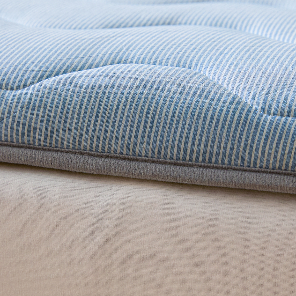 91家纺网 家纺一手货源 找家纺 丽诺床垫 2026新款A类全棉色织水洗棉棉花三明治床垫（床垫不定制超200x220以上的尺寸） 细条蓝