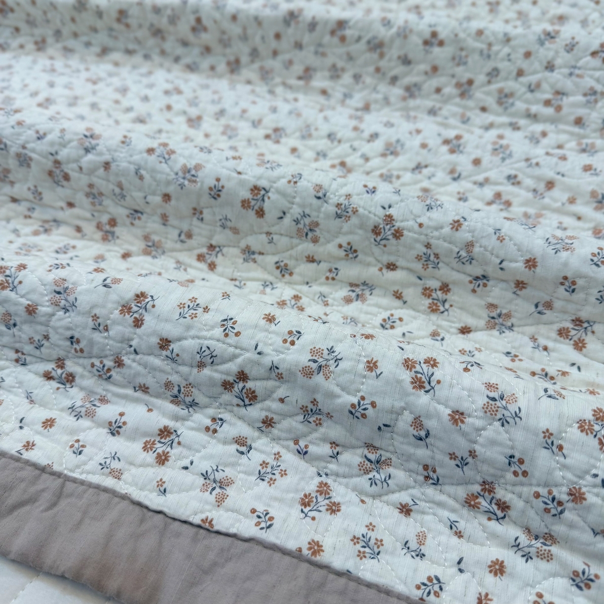 91家纺网 家纺一手货源 找家纺 床盖工厂店 2025新款全棉天竺棉麻三件套填充棉花床盖三件套花卉系列 花田半亩