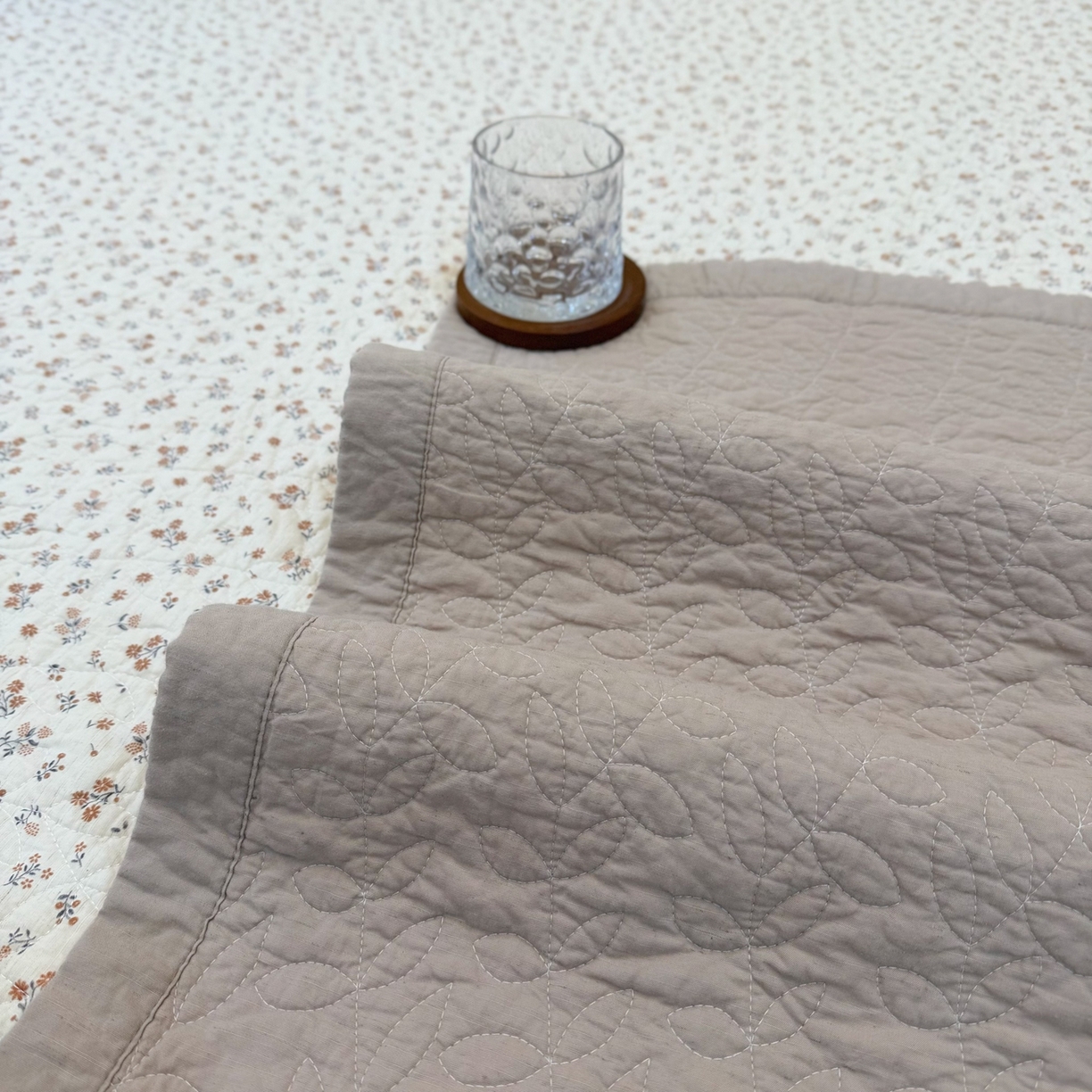 91家纺网 家纺一手货源 找家纺 床盖工厂店 2025新款全棉天竺棉麻三件套填充棉花床盖三件套花卉系列 花田半亩