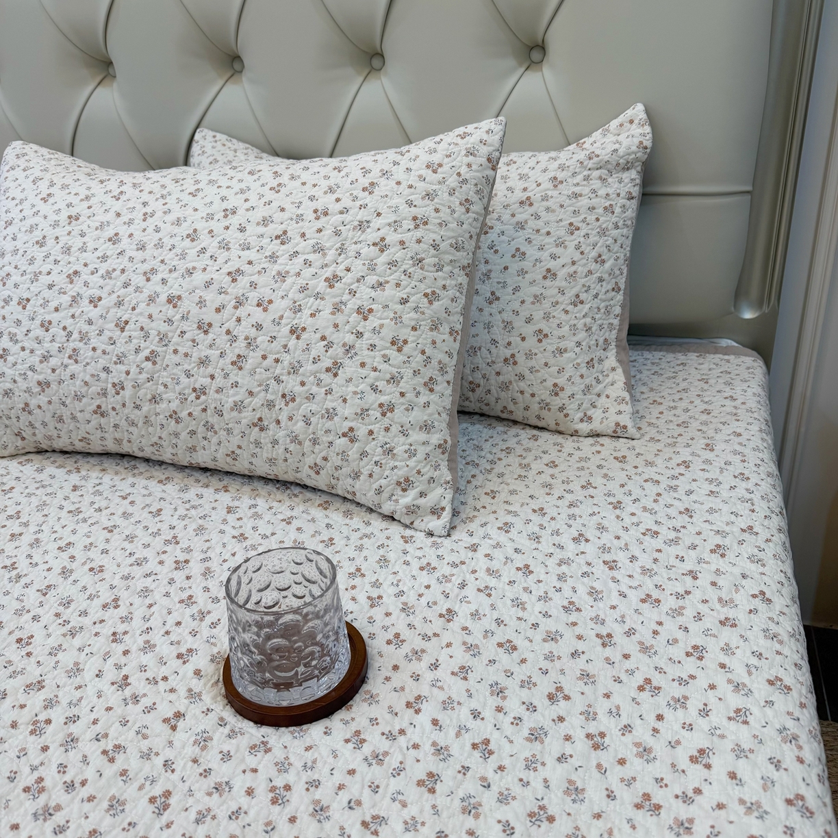 91家纺网 家纺一手货源 找家纺 床盖工厂店 2025新款全棉天竺棉麻三件套填充棉花床盖三件套花卉系列 花田半亩