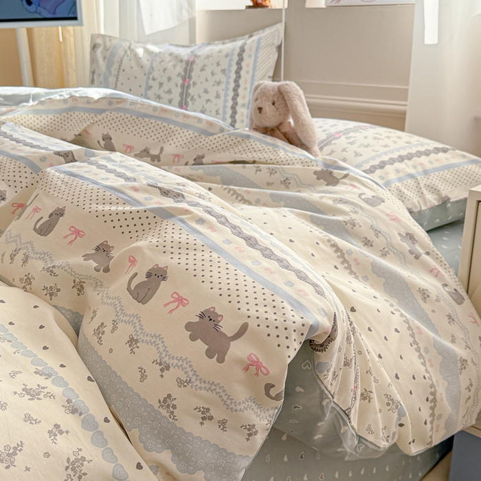 91家纺网 家纺一手货源 找家纺 曼之夏 2025新款全棉印花四件套-系列二 小猫时光兰