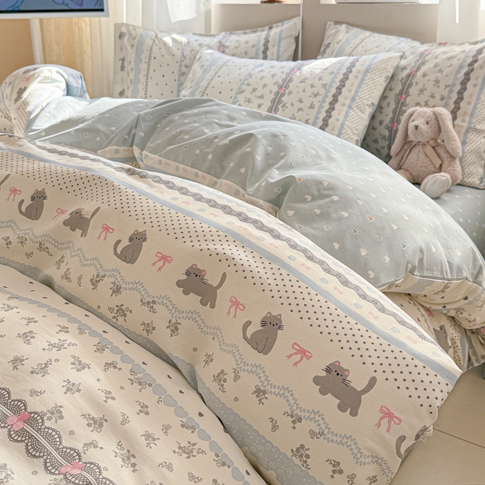 91家纺网 家纺一手货源 找家纺 曼之夏 2025新款全棉印花四件套-系列二 小猫时光兰