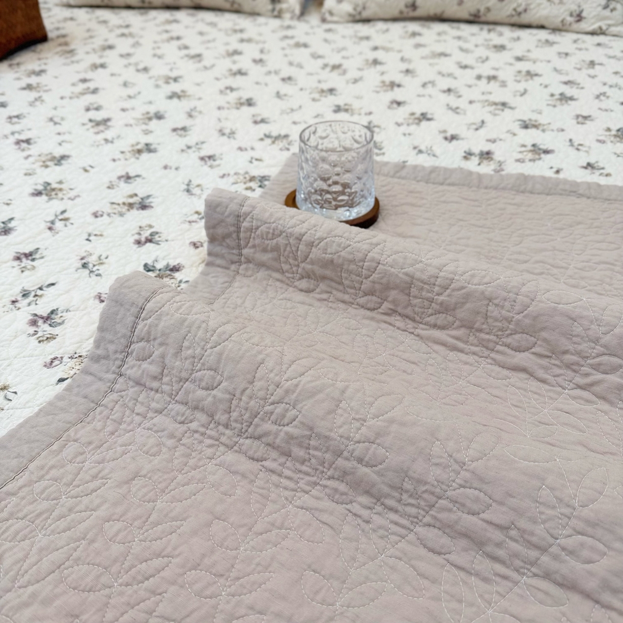 91家纺网 家纺一手货源 找家纺 床盖工厂店 2025新款全棉天竺棉麻三件套填充棉花床盖三件套花卉系列 栀子花信