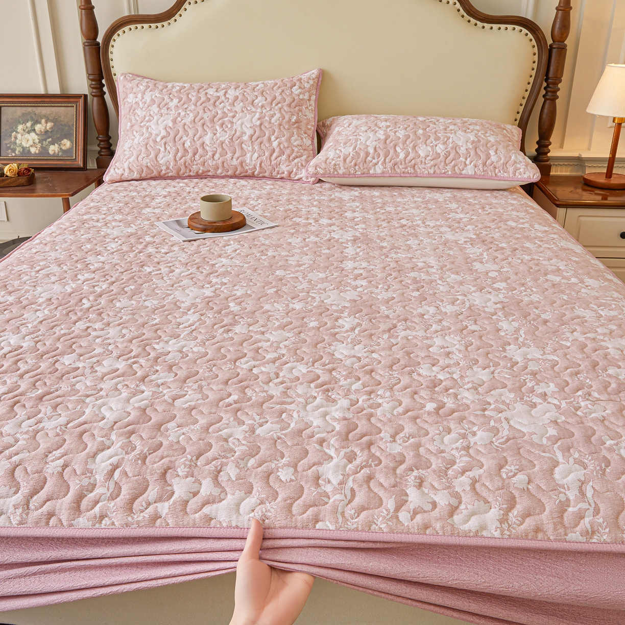 91家纺网 家纺一手货源 找家纺 笠裙家纺 2026新款加厚云感水洗棉印花夹棉床笠床罩【幻彩系列】 幻彩-浮绘花影