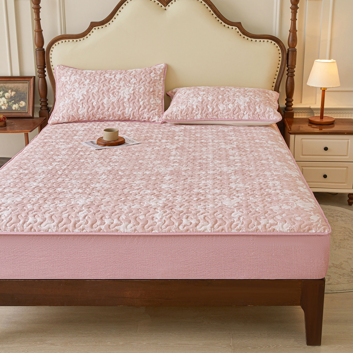 91家纺网 家纺一手货源 找家纺 笠裙家纺 2026新款加厚云感水洗棉印花夹棉床笠床罩【幻彩系列】 幻彩-浮绘花影