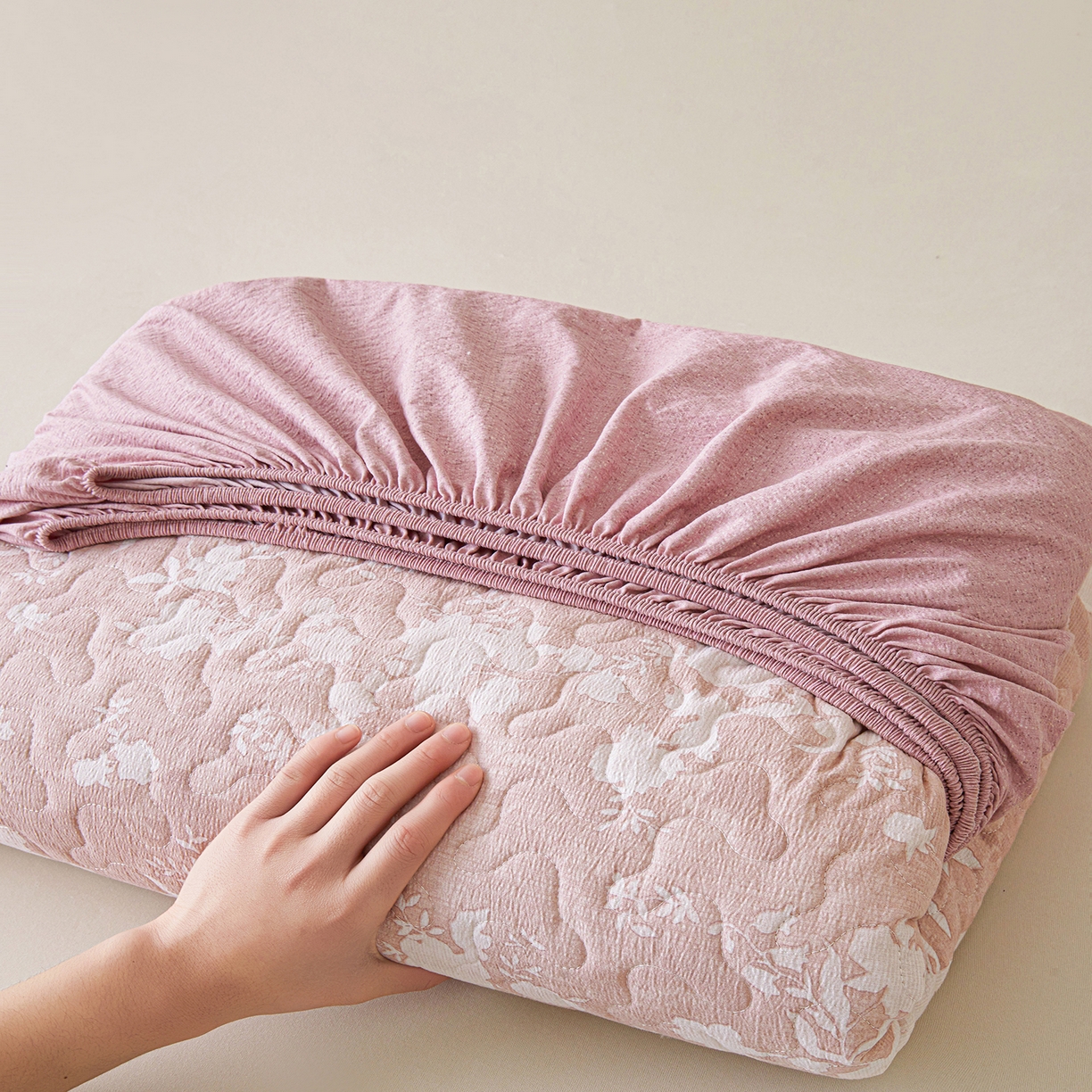 91家纺网 家纺一手货源 找家纺 笠裙家纺 2026新款加厚云感水洗棉印花夹棉床笠床罩【幻彩系列】 幻彩-浮绘花影