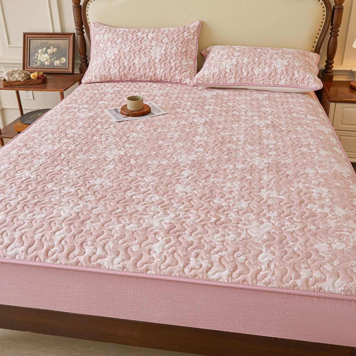 91家纺网 家纺一手货源 找家纺 笠裙家纺 2026新款加厚云感水洗棉印花夹棉床笠床罩【幻彩系列】 幻彩-浮绘花影