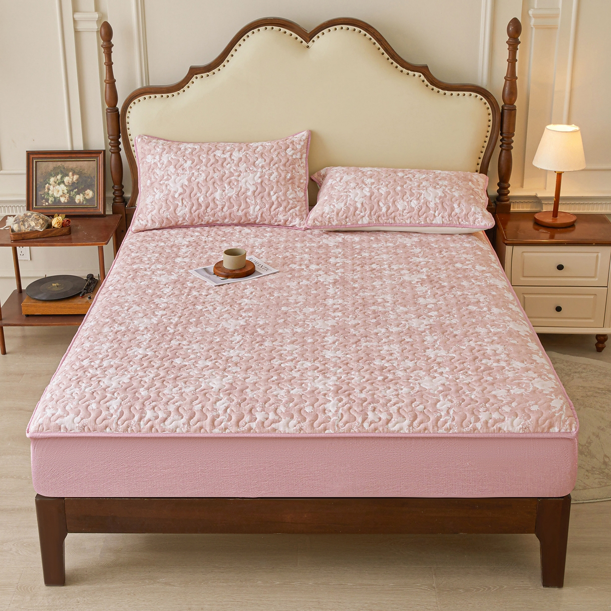 91家纺网 家纺一手货源 找家纺 笠裙家纺 2026新款加厚云感水洗棉印花夹棉床笠床罩【幻彩系列】 幻彩-浮绘花影