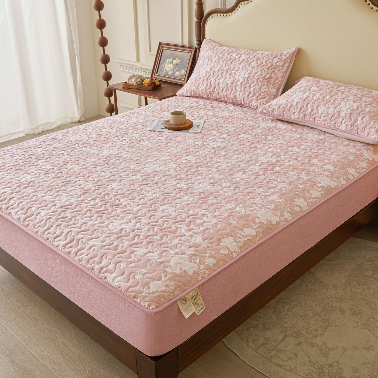 91家纺网 家纺一手货源 找家纺 笠裙家纺 2026新款加厚云感水洗棉印花夹棉床笠床罩【幻彩系列】 幻彩-浮绘花影