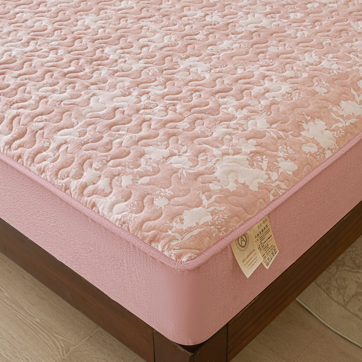 91家纺网 家纺一手货源 找家纺 笠裙家纺 2026新款加厚云感水洗棉印花夹棉床笠床罩【幻彩系列】 幻彩-浮绘花影