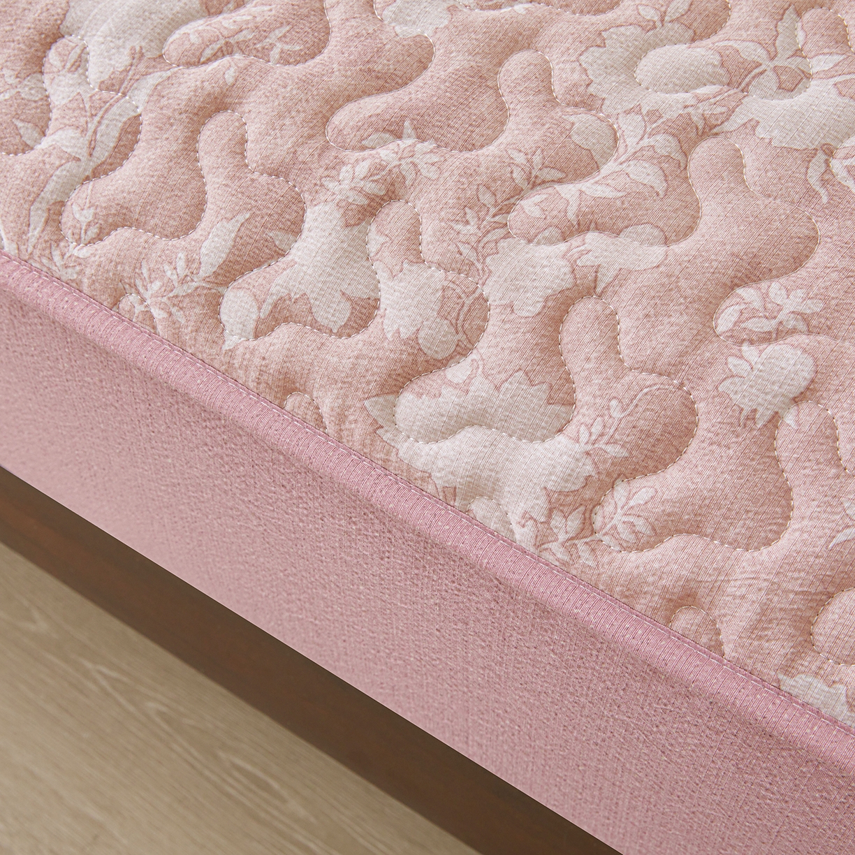 91家纺网 家纺一手货源 找家纺 笠裙家纺 2026新款加厚云感水洗棉印花夹棉床笠床罩【幻彩系列】 幻彩-浮绘花影