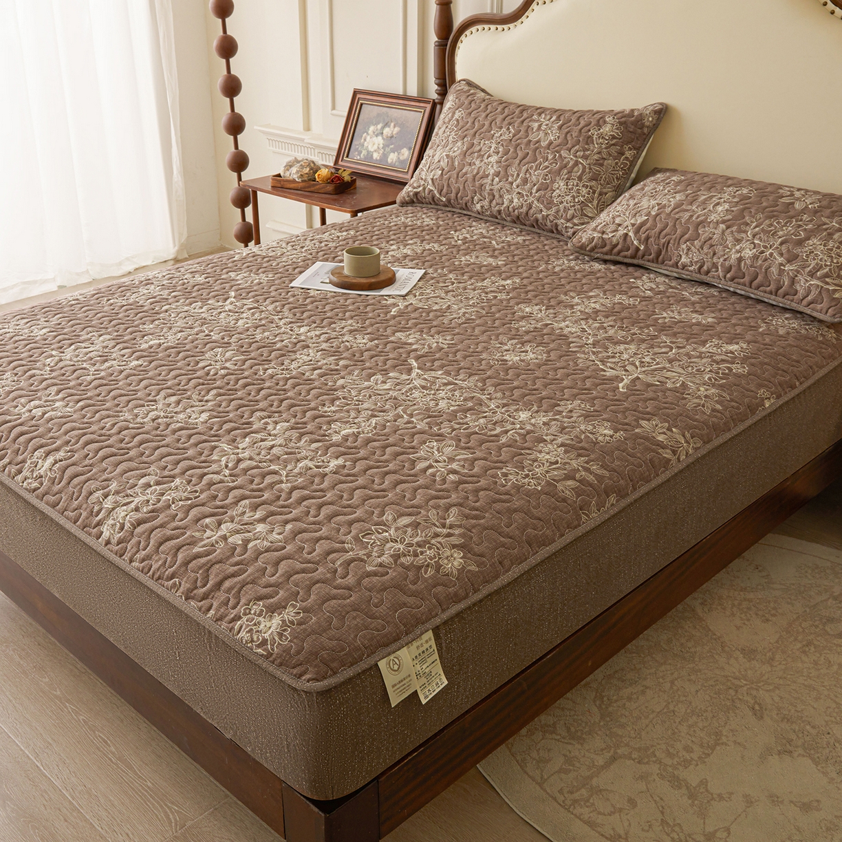 91家纺网 家纺一手货源 找家纺 笠裙家纺 2026新款加厚云感水洗棉印花夹棉床笠床罩【幻彩系列】 幻彩-乌木花园