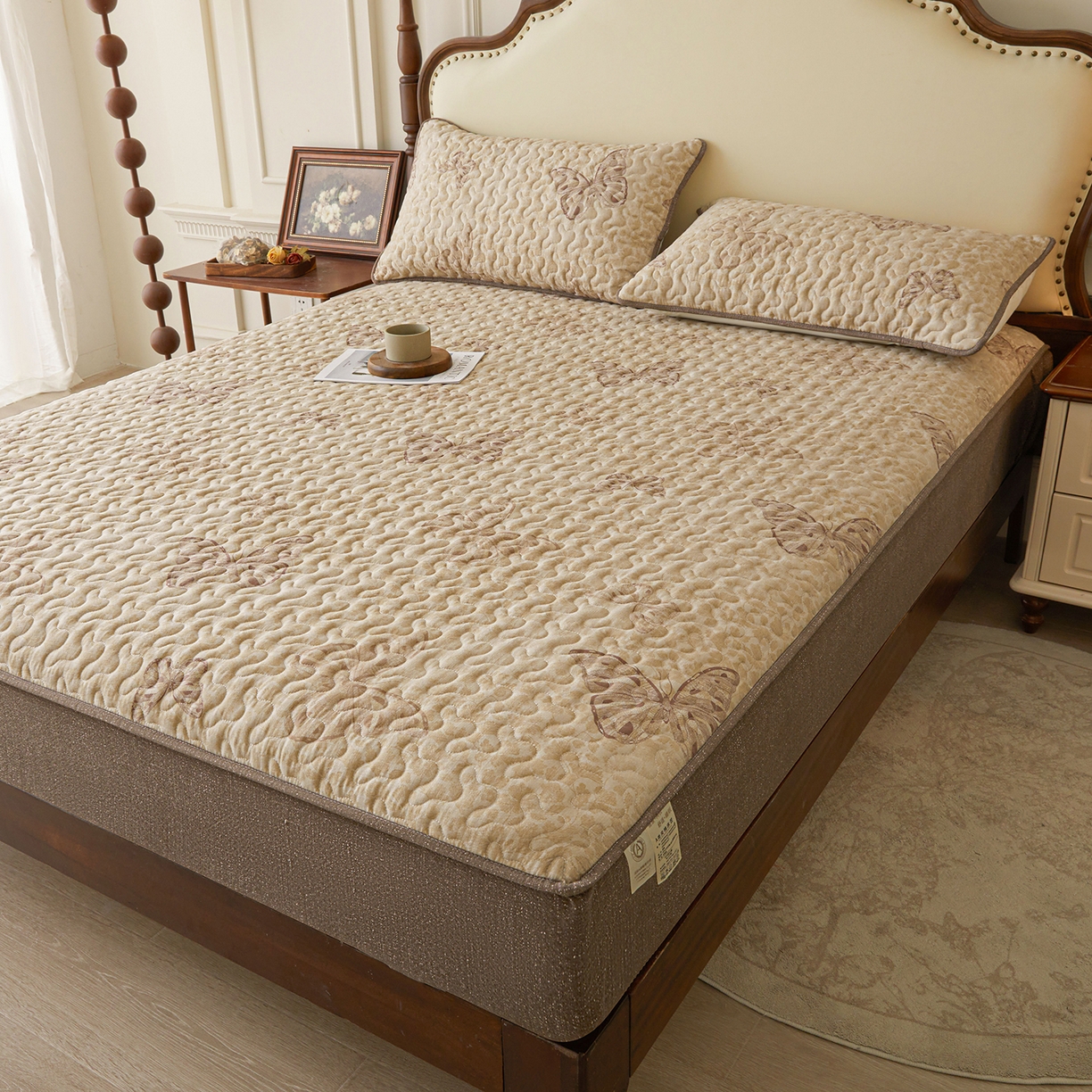 91家纺网 家纺一手货源 找家纺 笠裙家纺 2026新款加厚云感水洗棉印花夹棉床笠床罩【幻彩系列】 幻彩-月神蝶