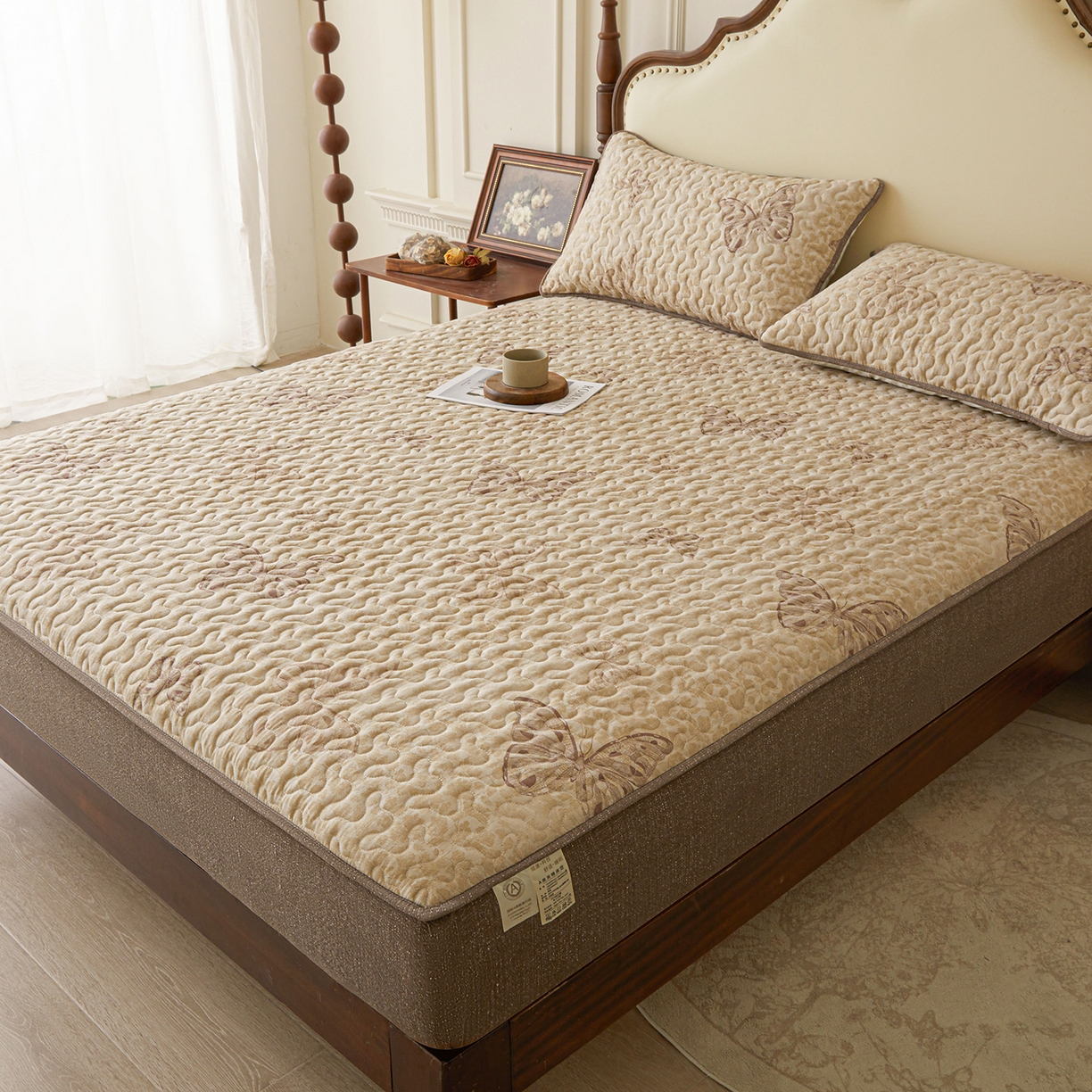 91家纺网 家纺一手货源 找家纺 笠裙家纺 2026新款加厚云感水洗棉印花夹棉床笠床罩【幻彩系列】 幻彩-月神蝶