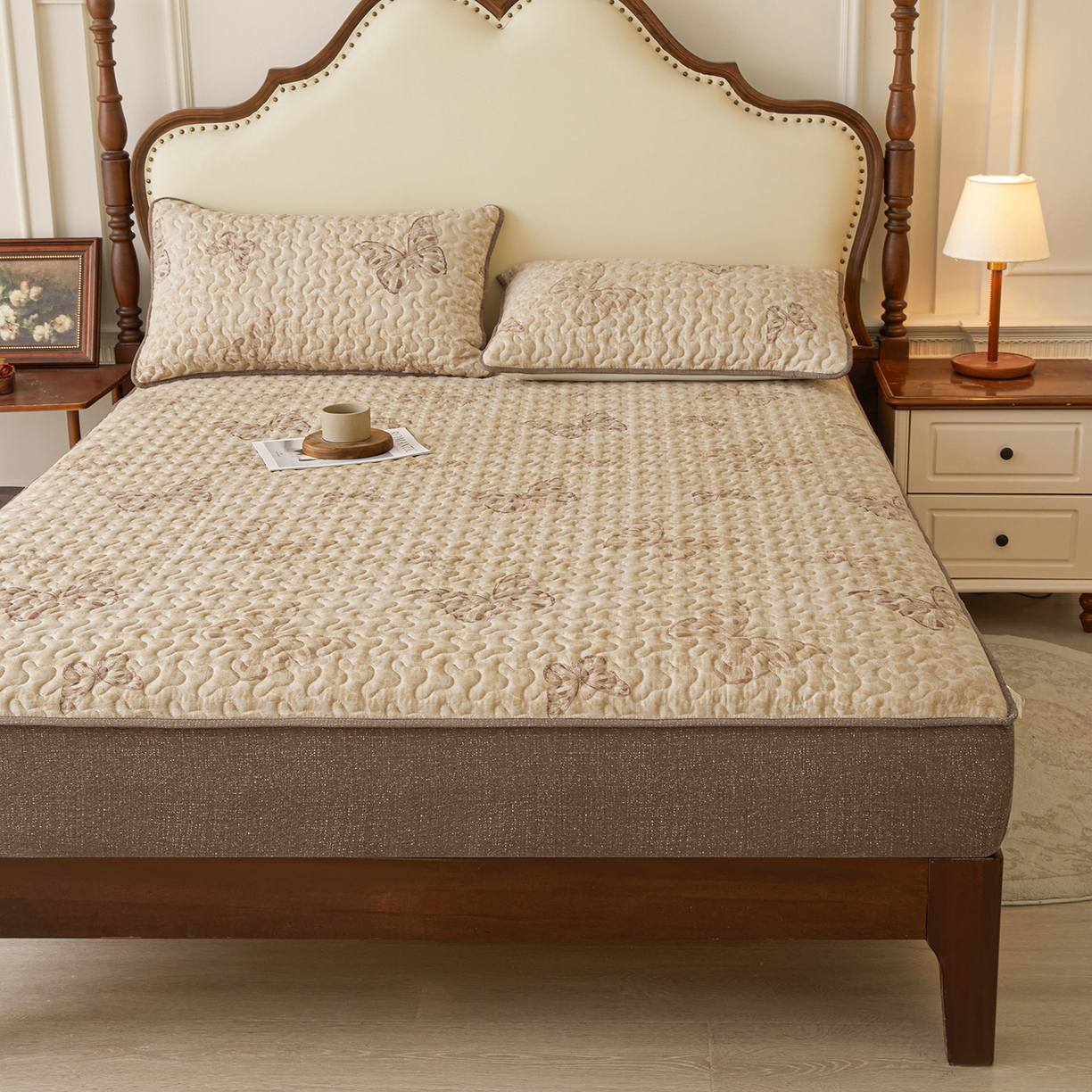 91家纺网 家纺一手货源 找家纺 笠裙家纺 2026新款加厚云感水洗棉印花夹棉床笠床罩【幻彩系列】 幻彩-月神蝶