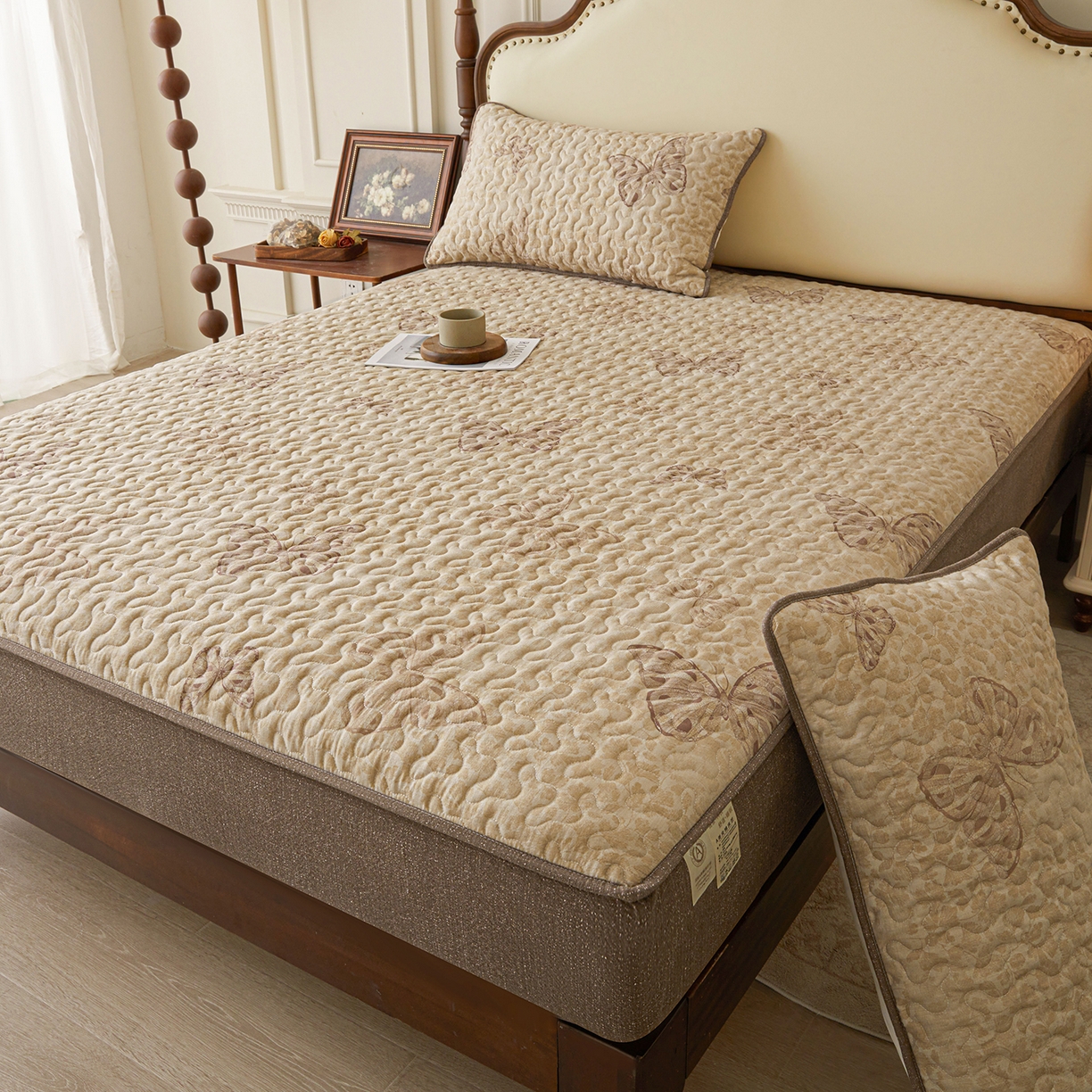 91家纺网 家纺一手货源 找家纺 笠裙家纺 2026新款加厚云感水洗棉印花夹棉床笠床罩【幻彩系列】 幻彩-月神蝶