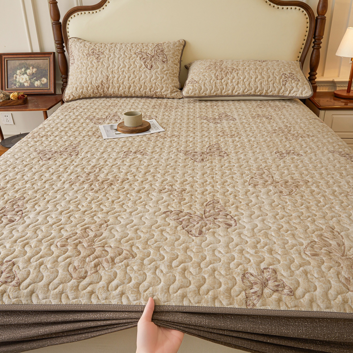 91家纺网 家纺一手货源 找家纺 笠裙家纺 2026新款加厚云感水洗棉印花夹棉床笠床罩【幻彩系列】 幻彩-月神蝶