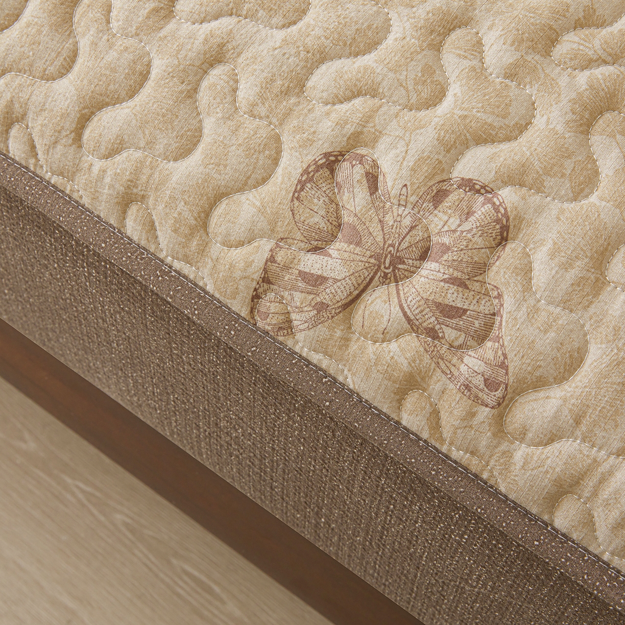 91家纺网 家纺一手货源 找家纺 笠裙家纺 2026新款加厚云感水洗棉印花夹棉床笠床罩【幻彩系列】 幻彩-月神蝶