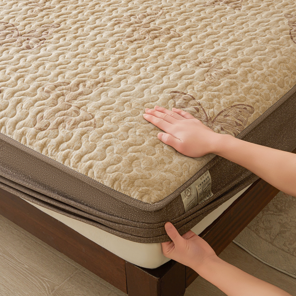 91家纺网 家纺一手货源 找家纺 笠裙家纺 2026新款加厚云感水洗棉印花夹棉床笠床罩【幻彩系列】 幻彩-月神蝶