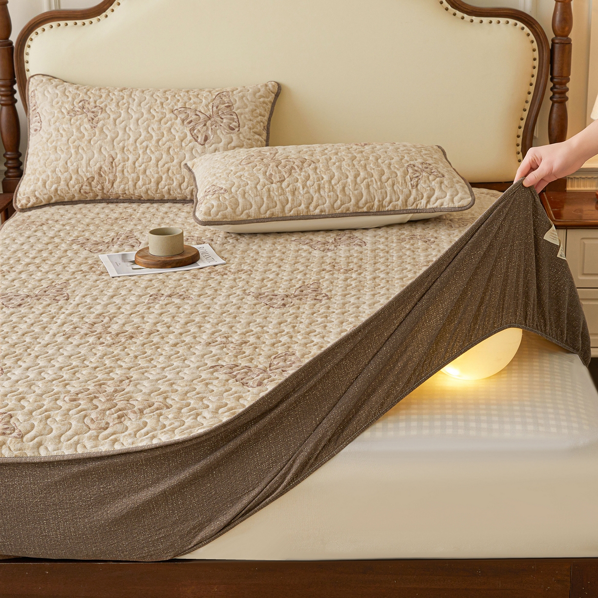 91家纺网 家纺一手货源 找家纺 笠裙家纺 2026新款加厚云感水洗棉印花夹棉床笠床罩【幻彩系列】 幻彩-月神蝶