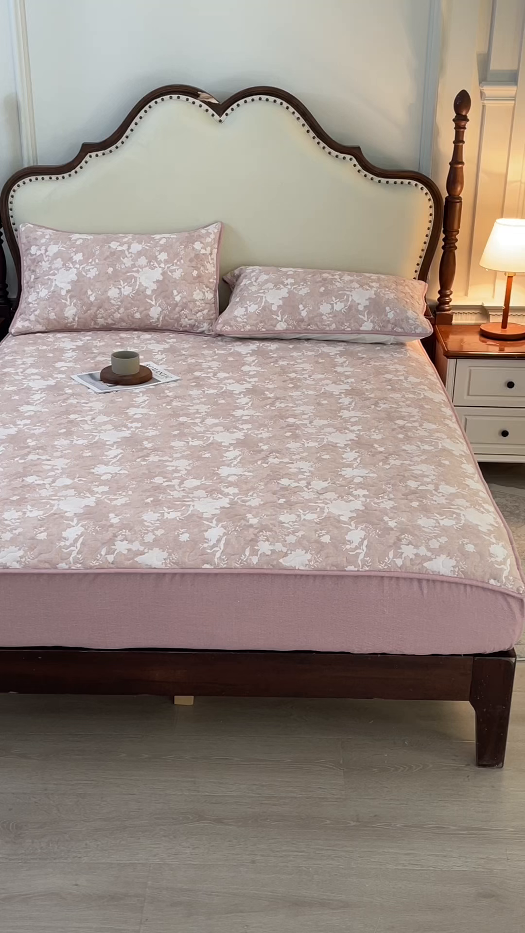 91家纺网 家纺一手货源 找家纺 笠裙家纺 2026新款加厚云感水洗棉印花夹棉床笠床罩【幻彩系列】 幻彩-浮绘花影