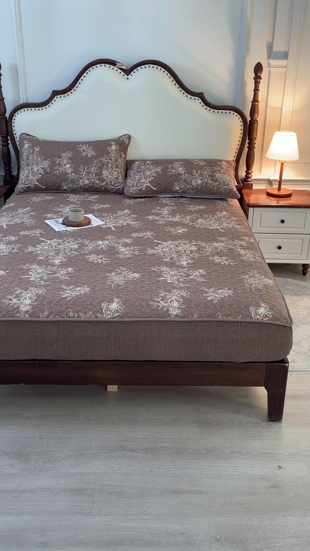 91家纺网 家纺一手货源 找家纺 笠裙家纺 2026新款加厚云感水洗棉印花夹棉床笠床罩【幻彩系列】 幻彩-乌木花园