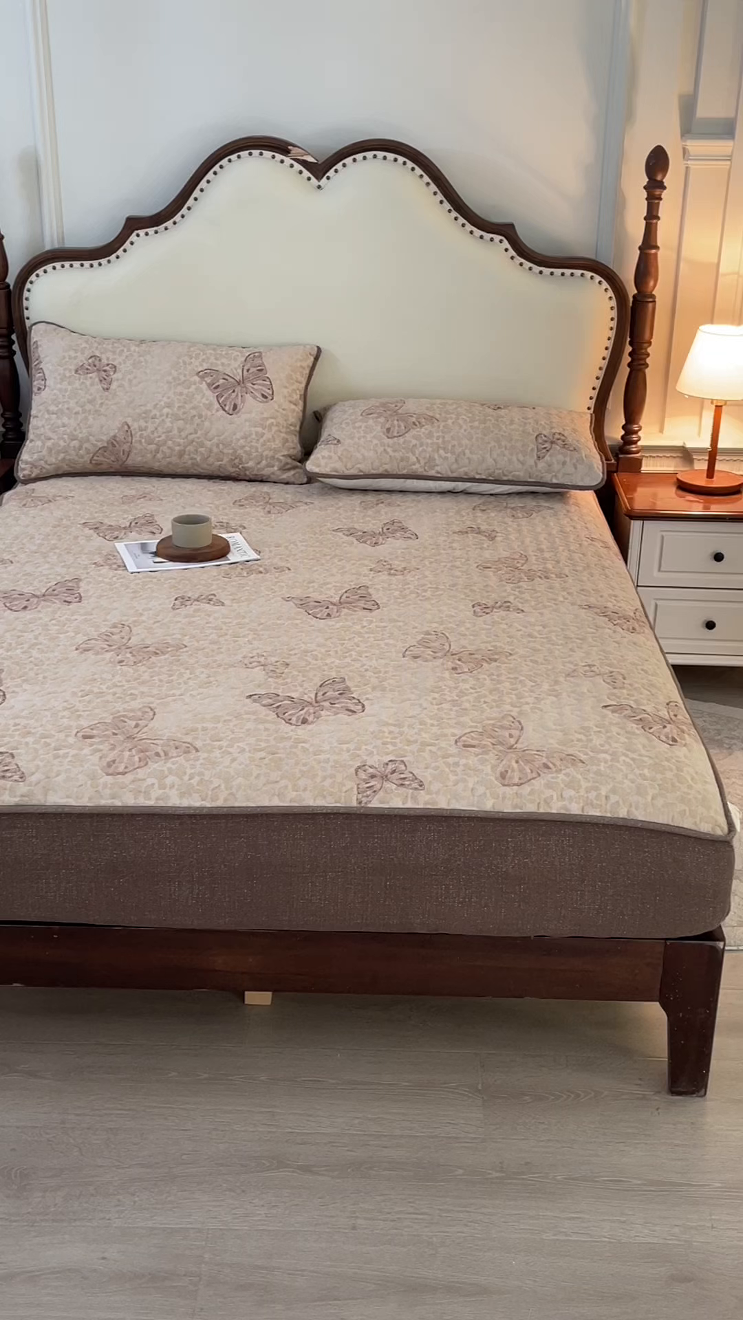 91家纺网 家纺一手货源 找家纺 笠裙家纺 2026新款加厚云感水洗棉印花夹棉床笠床罩【幻彩系列】 幻彩-月神蝶