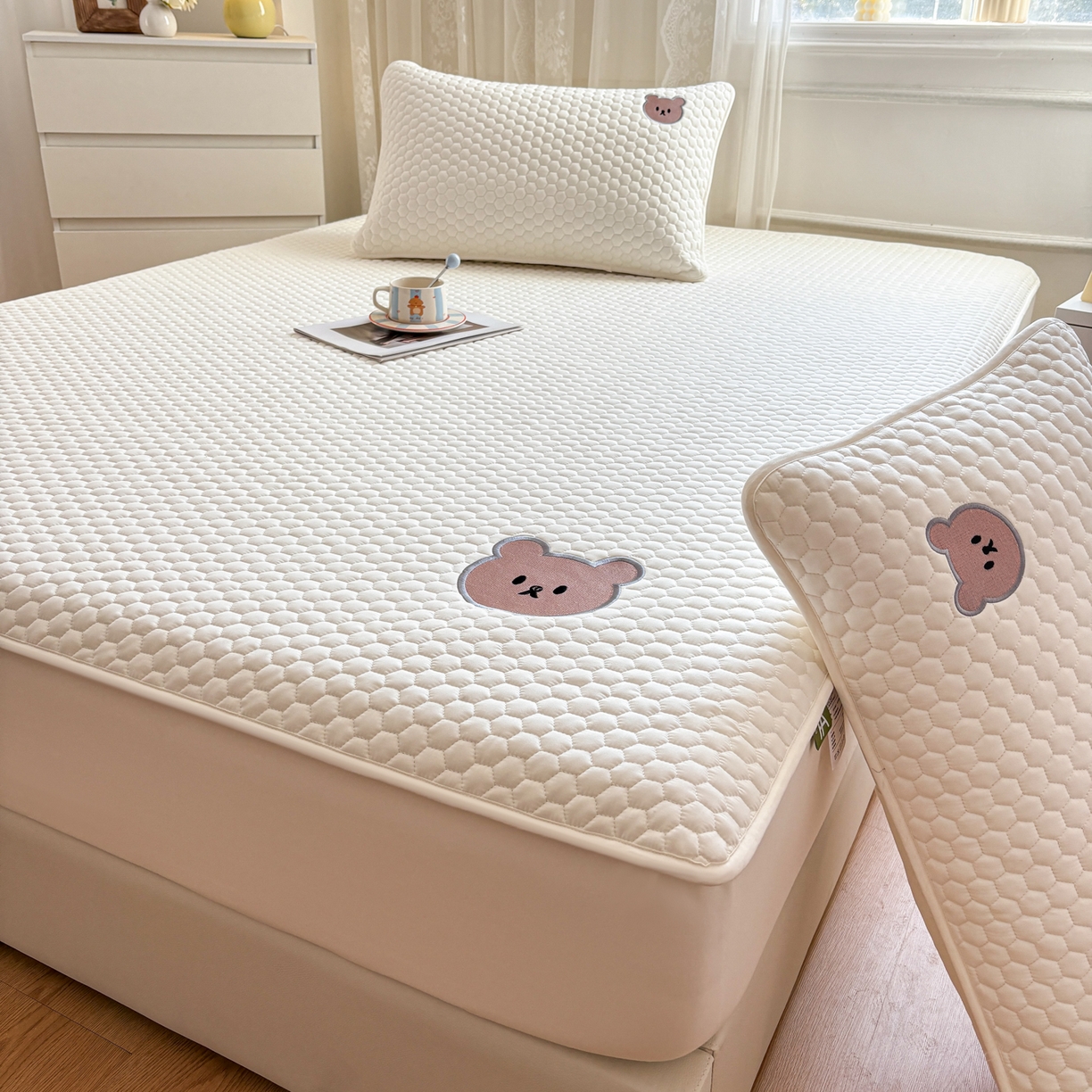 91家纺网 家纺一手货源 找家纺 居眠 2026新款熊熊夹棉床笠 熊熊-白色