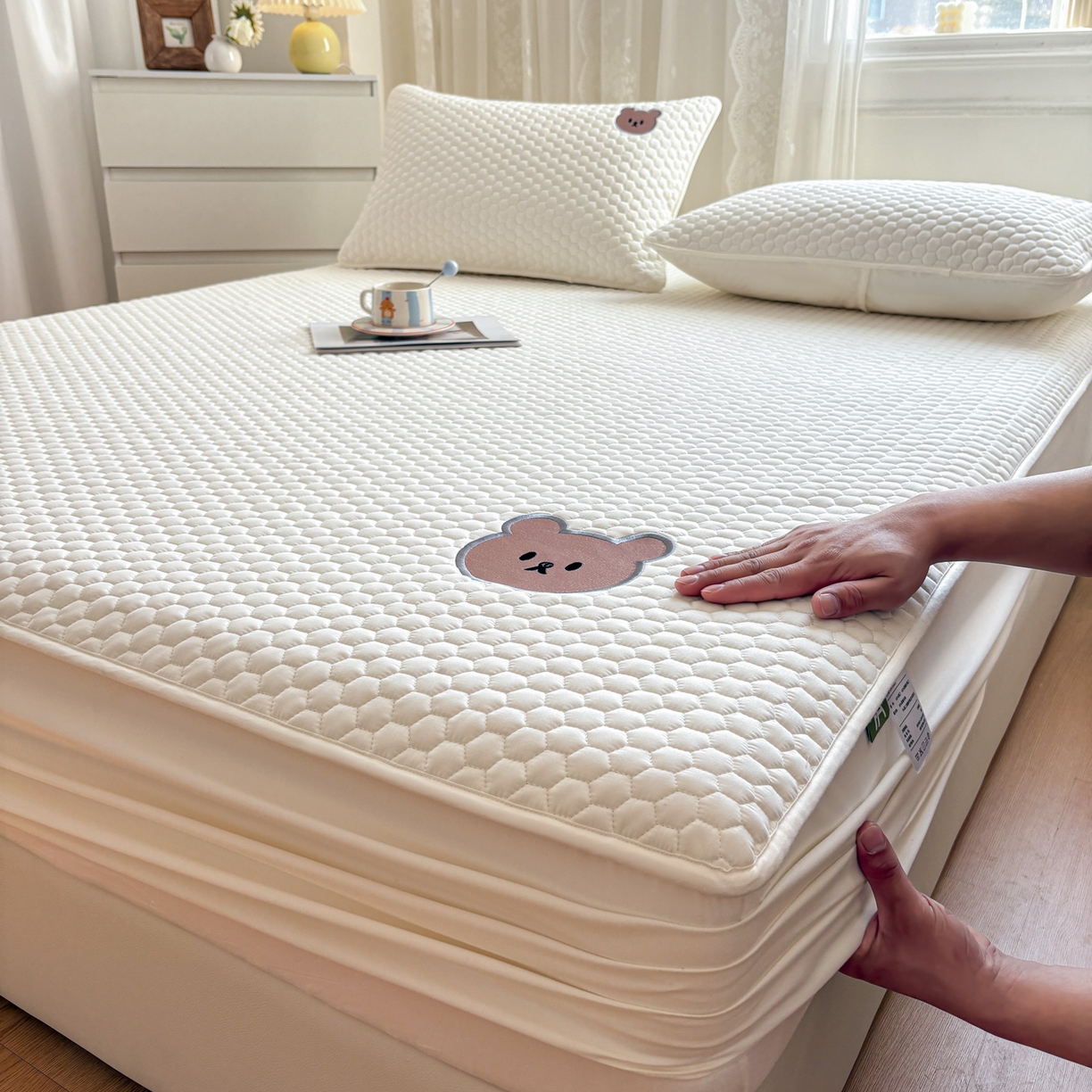 91家纺网 家纺一手货源 找家纺 居眠 2026新款熊熊夹棉床笠 熊熊-白色