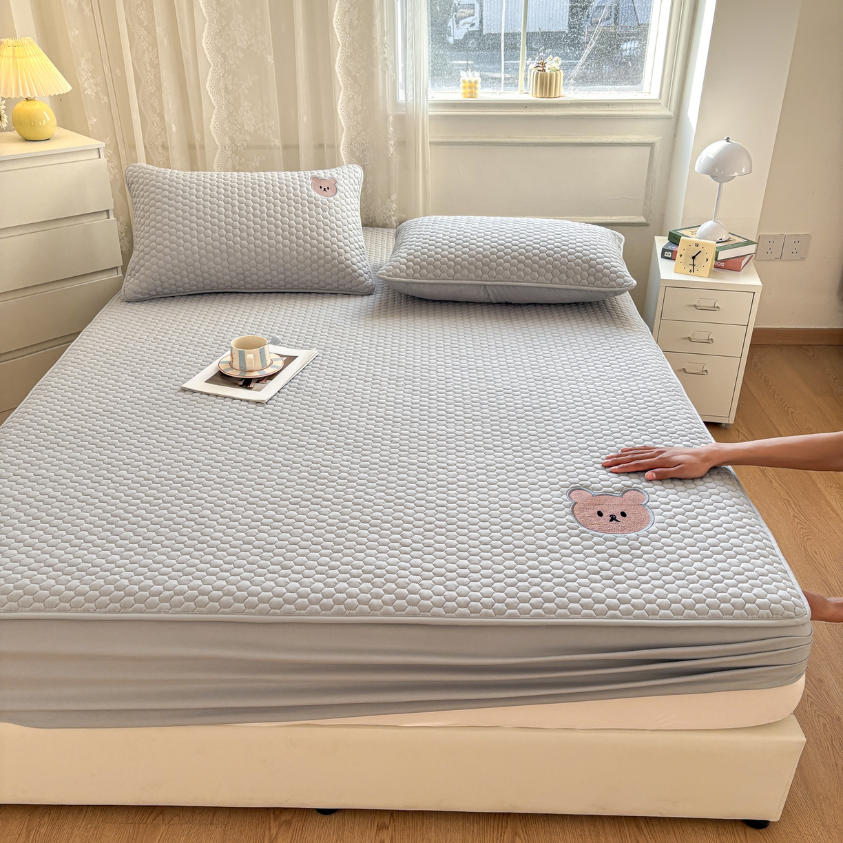 91家纺网 家纺一手货源 找家纺 居眠 2026新款熊熊夹棉床笠 熊熊-灰色