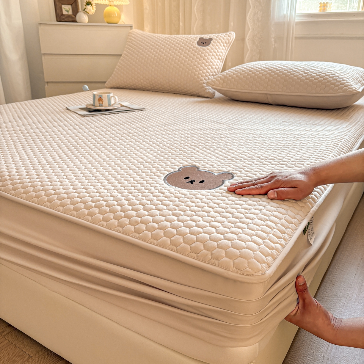 91家纺网 家纺一手货源 找家纺 居眠 2026新款熊熊夹棉床笠 熊熊-咖色