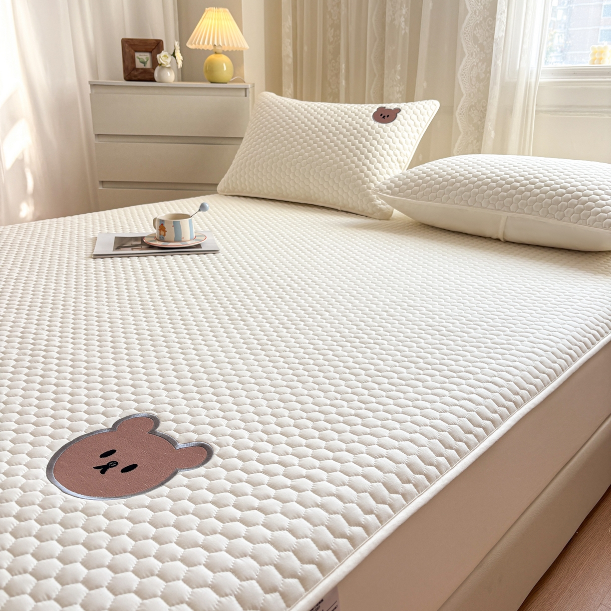 91家纺网 家纺一手货源 找家纺 居眠 2026新款熊熊夹棉床笠 熊熊-白色