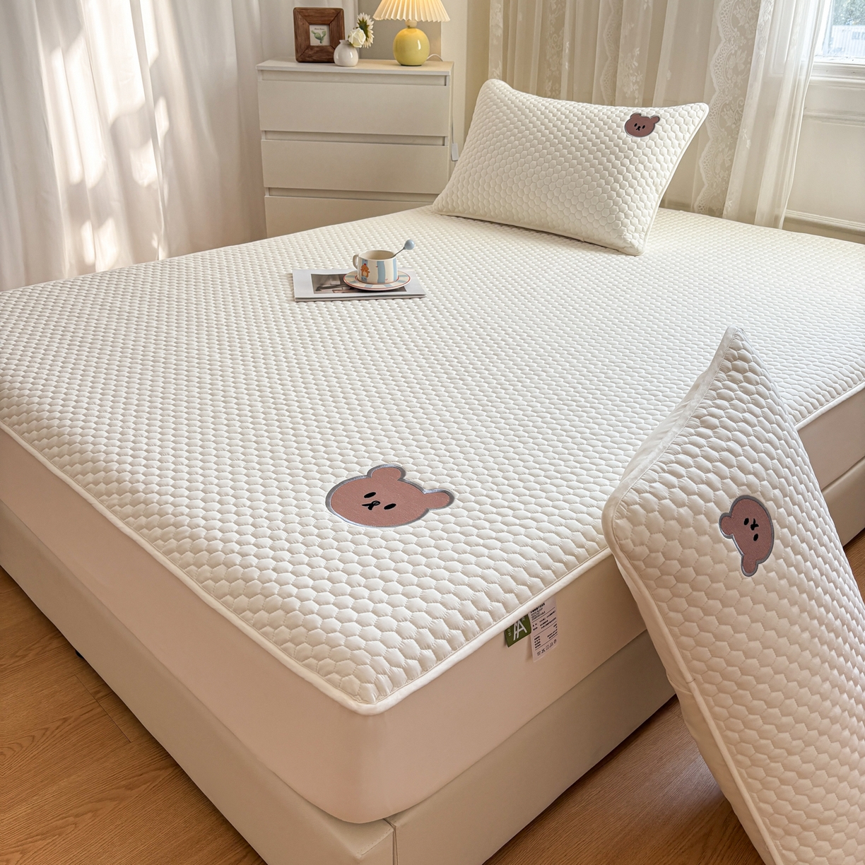 91家纺网 家纺一手货源 找家纺 居眠 2026新款熊熊夹棉床笠 熊熊-白色