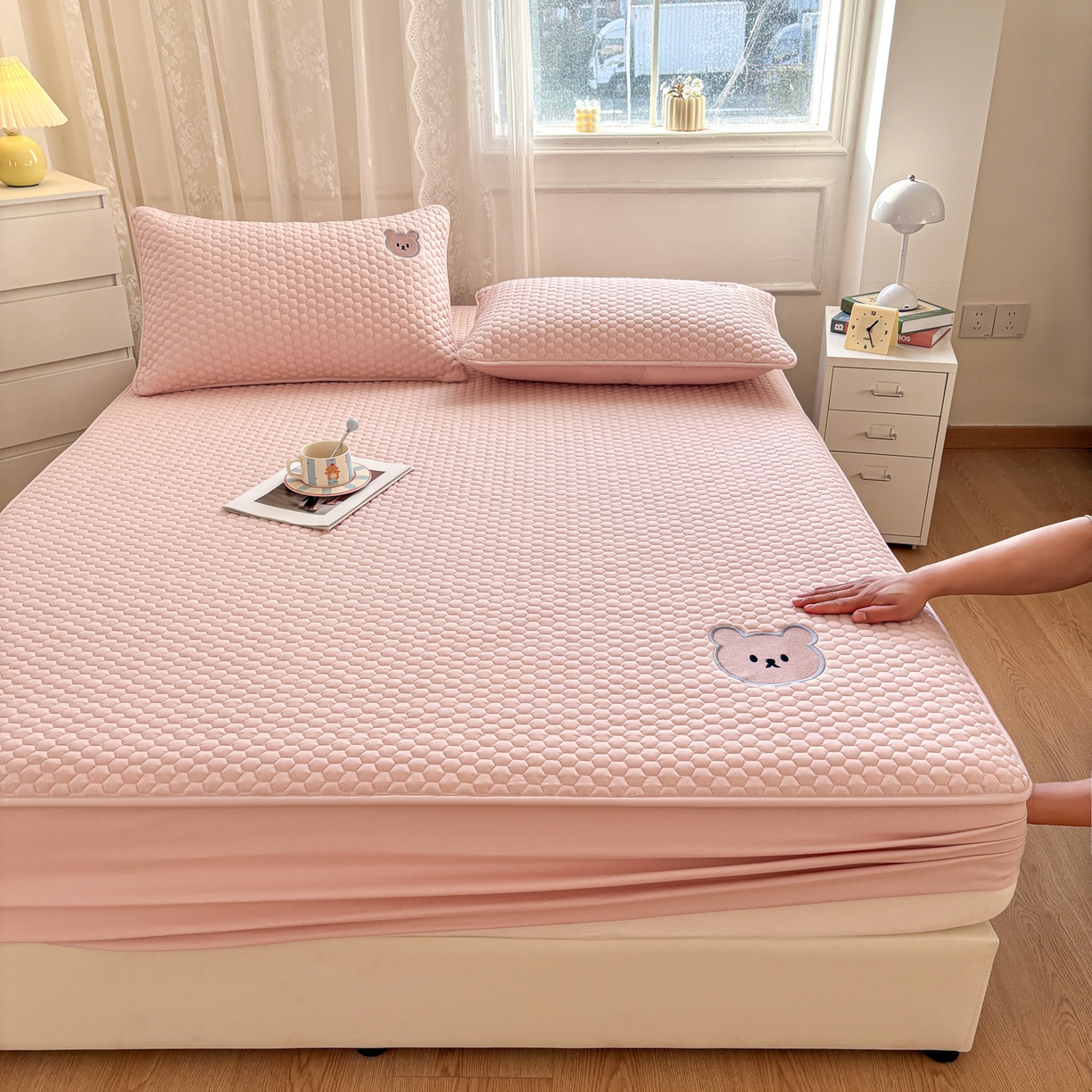 91家纺网 家纺一手货源 找家纺 居眠 2026新款熊熊夹棉床笠 熊熊-粉色