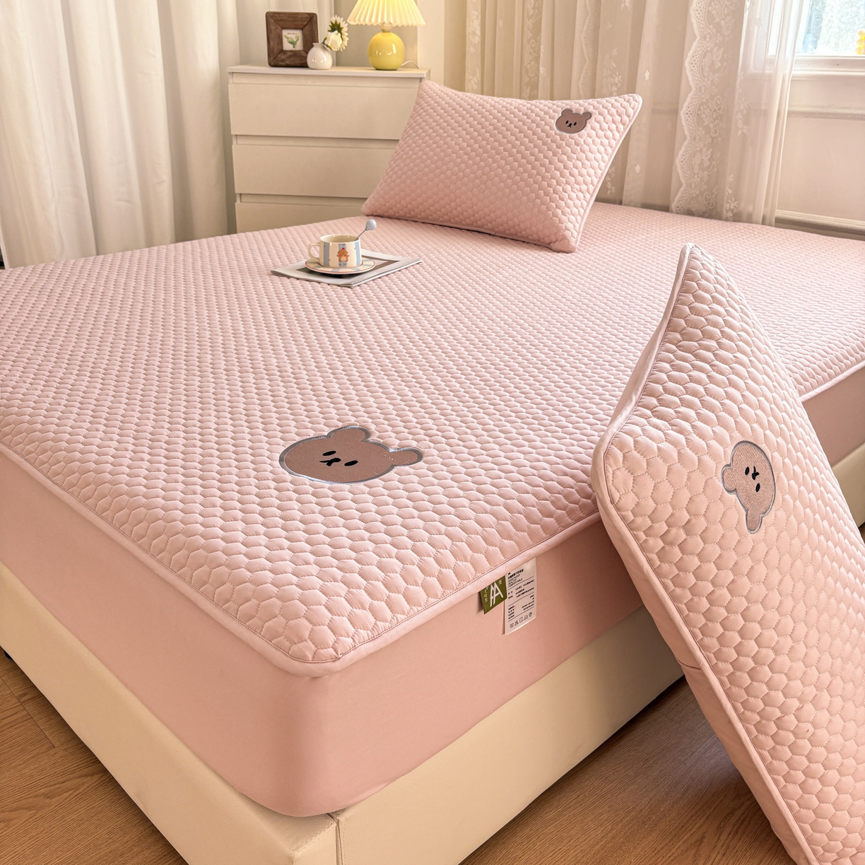 91家纺网 家纺一手货源 找家纺 居眠 2026新款熊熊夹棉床笠 熊熊-粉色