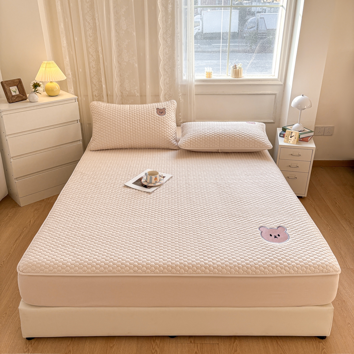 91家纺网 家纺一手货源 找家纺 居眠 2026新款熊熊夹棉床笠 熊熊-咖色