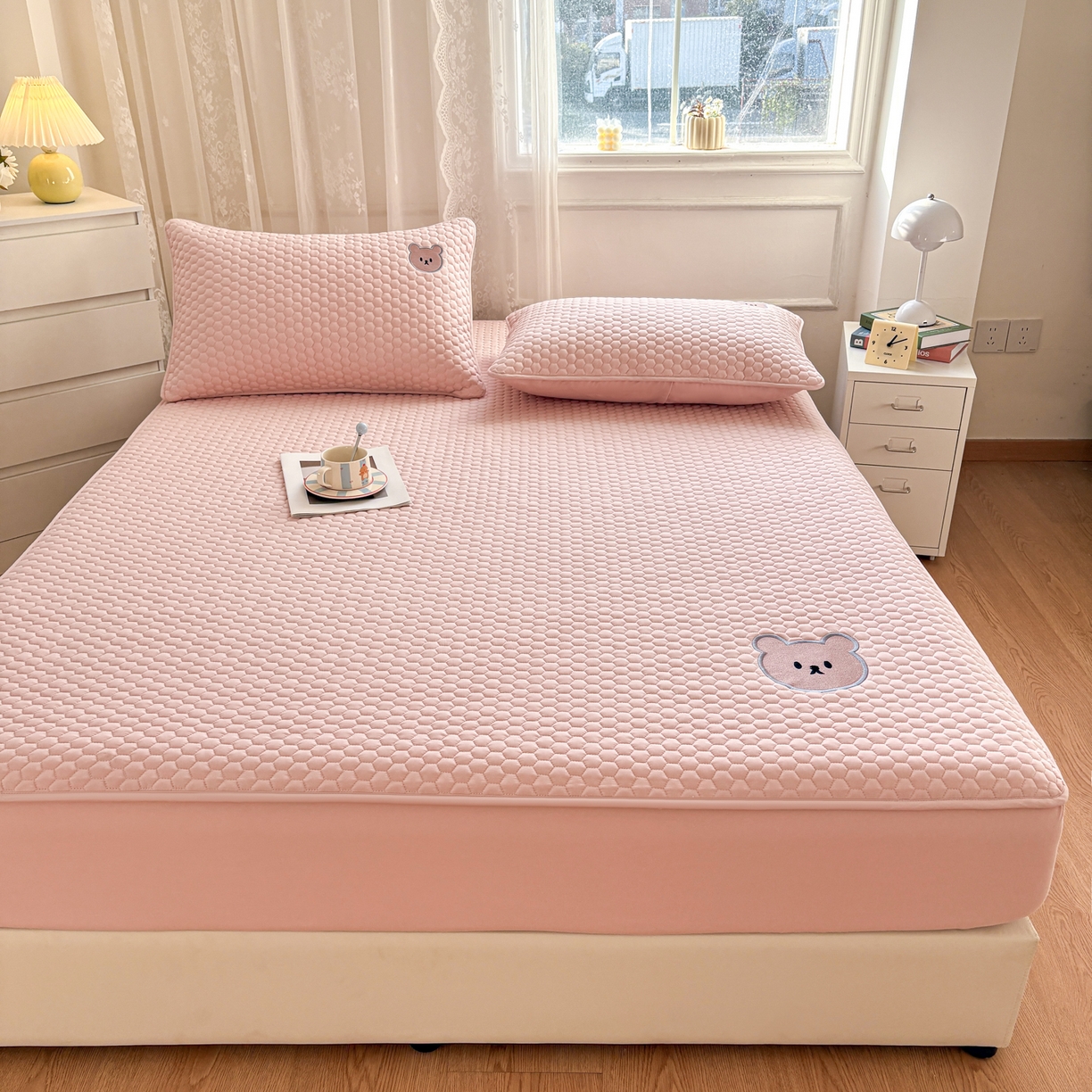 91家纺网 家纺一手货源 找家纺 居眠 2026新款熊熊夹棉床笠 熊熊-粉色