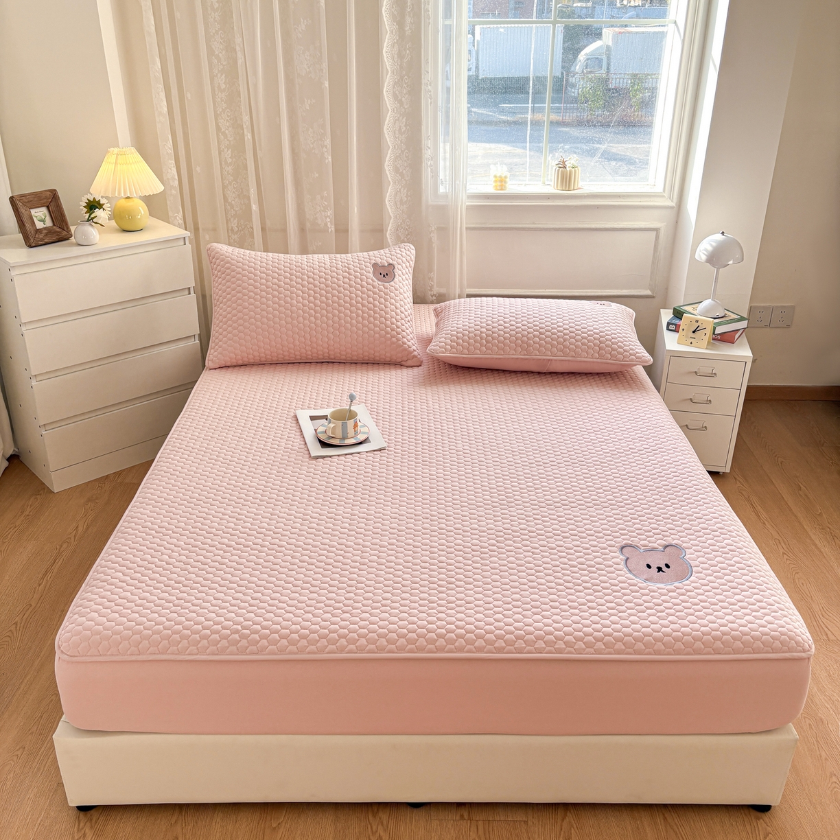 91家纺网 家纺一手货源 找家纺 居眠 2026新款熊熊夹棉床笠 熊熊-粉色