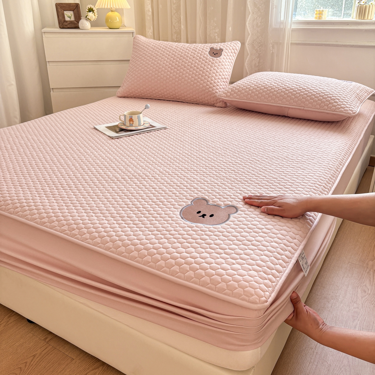 91家纺网 家纺一手货源 找家纺 居眠 2026新款熊熊夹棉床笠 熊熊-粉色