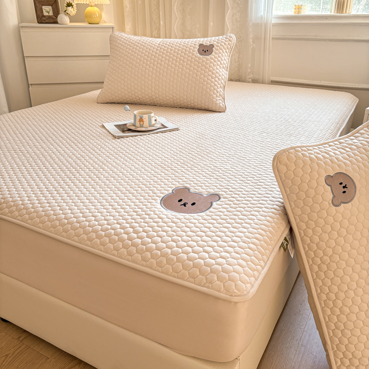 91家纺网 家纺一手货源 找家纺 居眠 2026新款熊熊夹棉床笠 熊熊-咖色