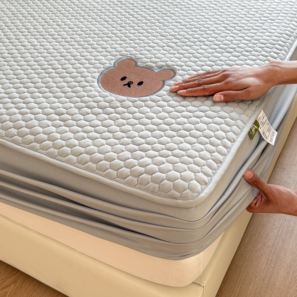 91家纺网 家纺一手货源 找家纺 居眠 2026新款熊熊夹棉床笠 熊熊-灰色