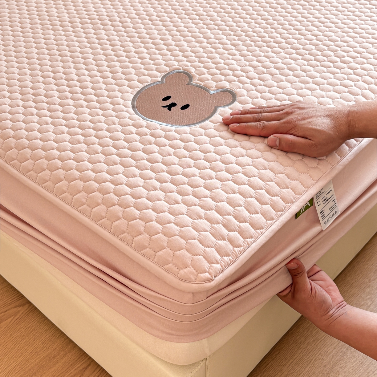 91家纺网 家纺一手货源 找家纺 居眠 2026新款熊熊夹棉床笠 熊熊-粉色