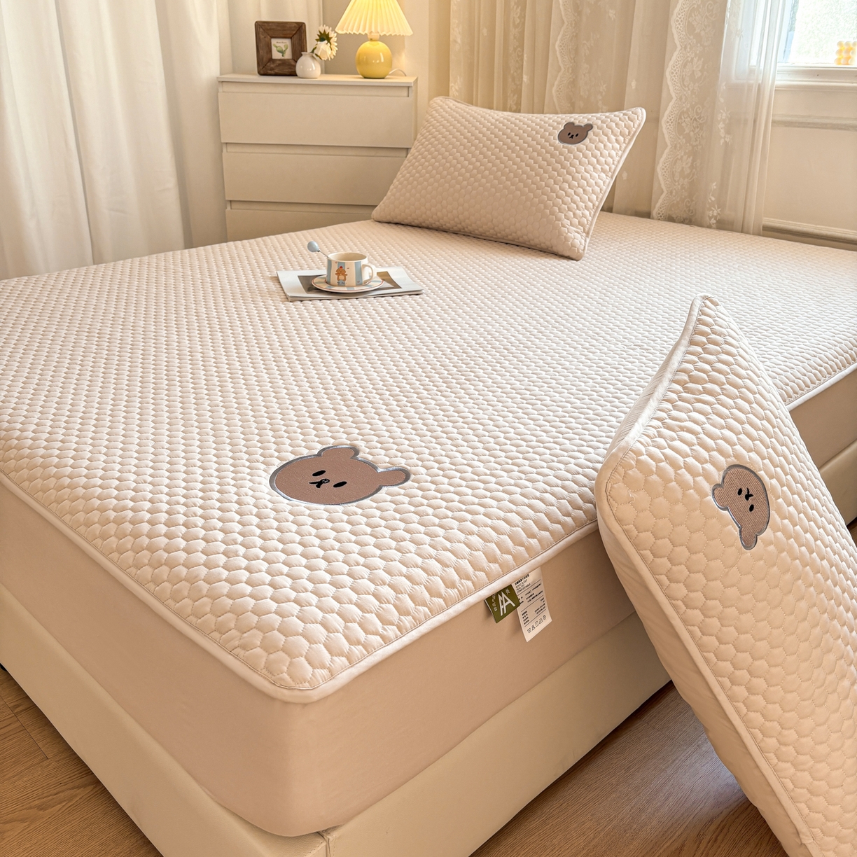 91家纺网 家纺一手货源 找家纺 居眠 2026新款熊熊夹棉床笠 熊熊-咖色