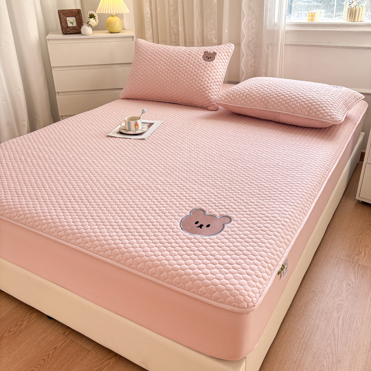 91家纺网 家纺一手货源 找家纺 居眠 2026新款熊熊夹棉床笠 熊熊-粉色