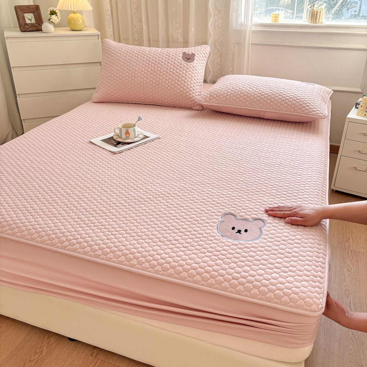 91家纺网 家纺一手货源 找家纺 居眠 2026新款熊熊夹棉床笠 熊熊-粉色